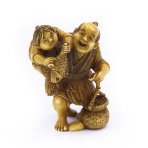 Netsuke Fisherman with Child by Gyokusho 0616