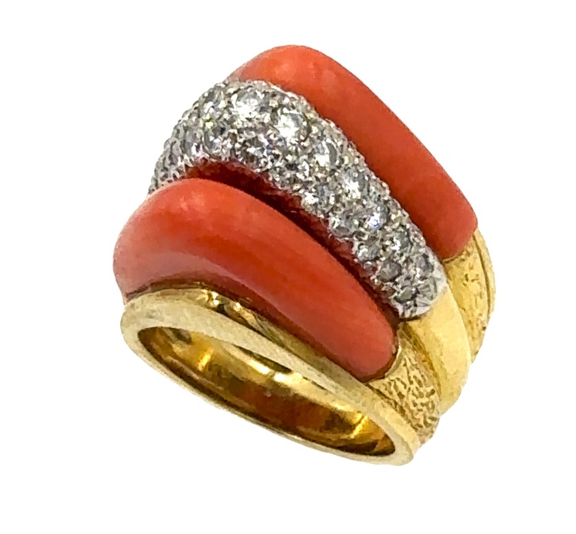 1970's 18K Yellow Gold Coral And Diamond Ring - Image 2